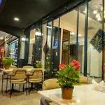 Linda Port Hotel